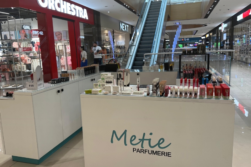 Lipstick mat, fondatine e lengshme, rimel volumizues, primer fytyre, puder kompakte, serum per fytyre, kujdes lekure, make-up ditor, palete ngjyrash, trajtim anti-age, pastrues fytyre, konturim natyral.